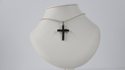 croix noir.JPG Pendentif